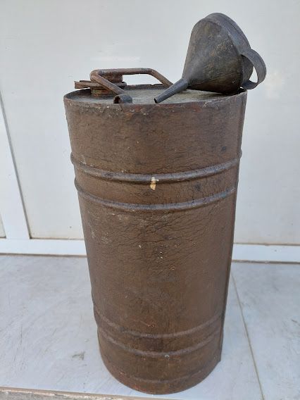 Antiguo conjunto de bidon y dispensador industrial