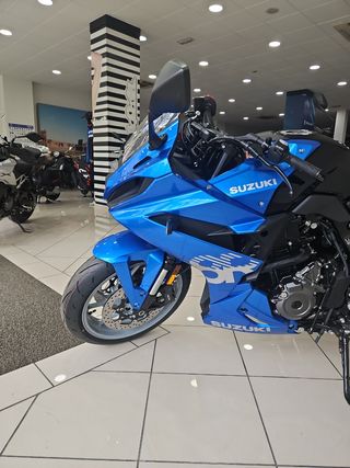SUZUKI GSX-8R