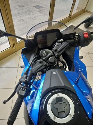 SUZUKI GSX-8R