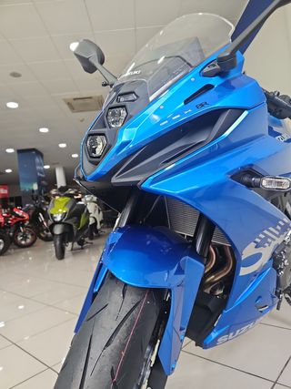 SUZUKI GSX-8R