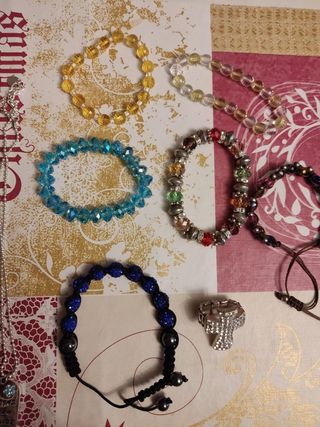 Pulseras y anillo con brillos