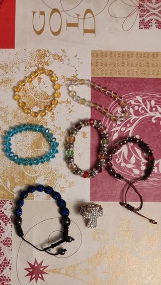 Pulseras y anillo con brillos