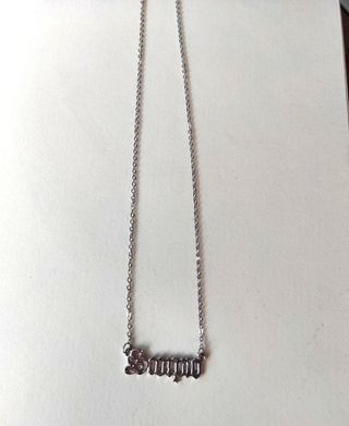 Cadena plateada con nombre 