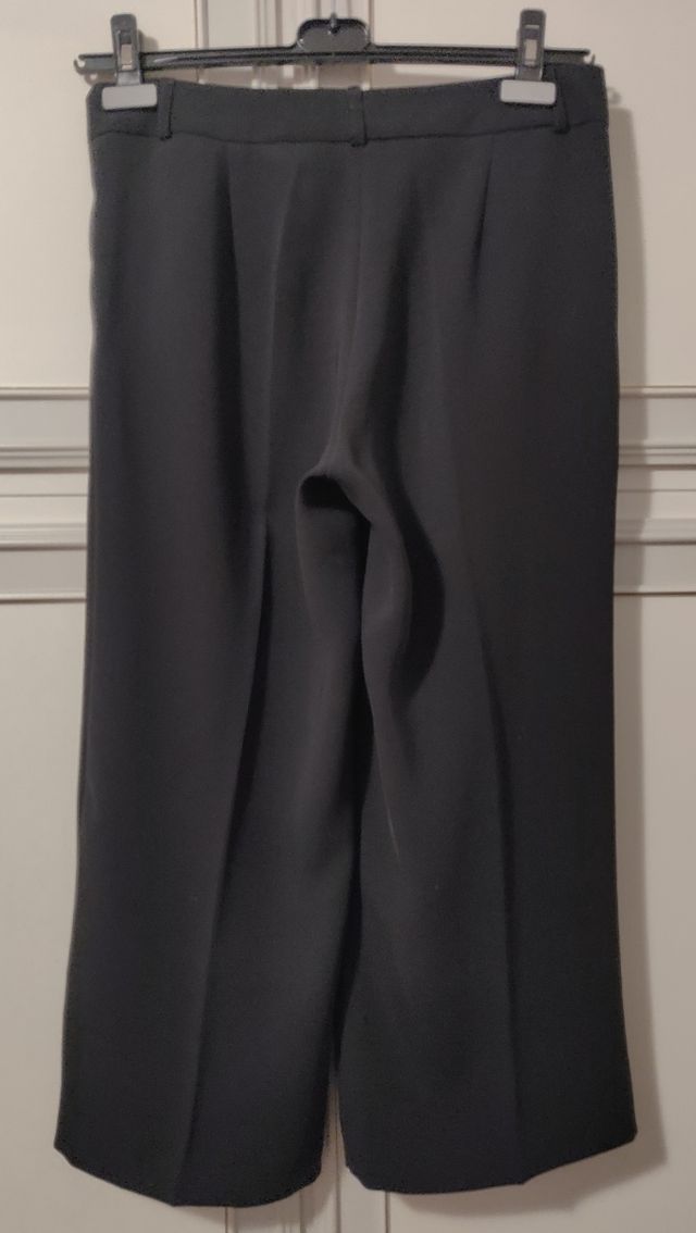 Pantalone nero largo, corto