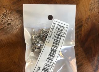 Pulsera plateada con abalorios