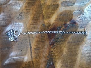 Pulsera plateada con abalorios