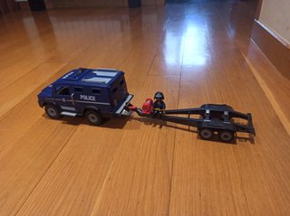 Coche y lancha de Policía