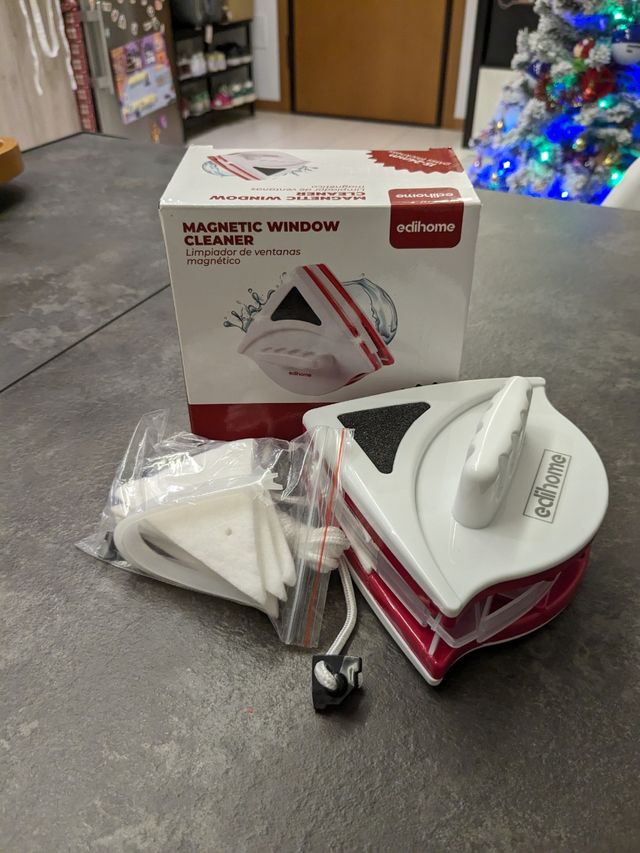 Magnetic window cleaner