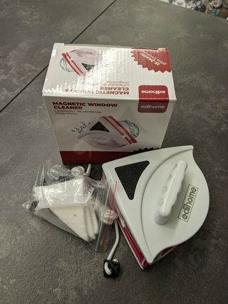 Magnetic window cleaner