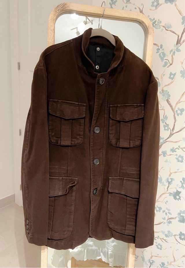 Chaqueta marrón bolsillos