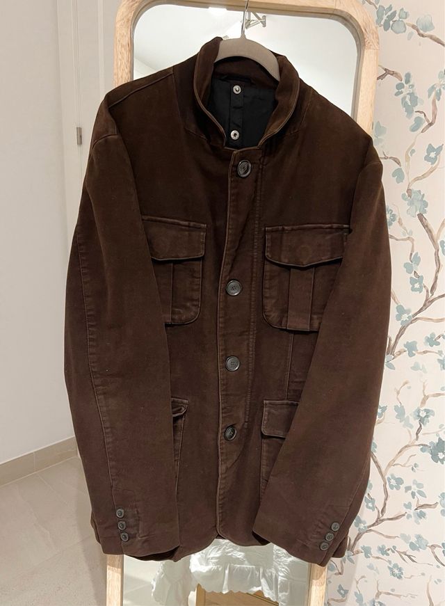 Chaqueta marrón bolsillos