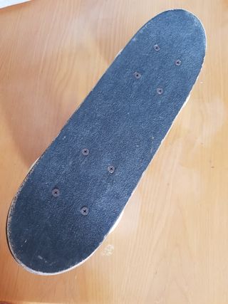 Skateboard o tabla de patinaje.