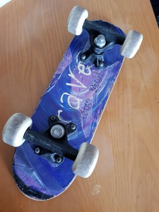 Skateboard o tabla de patinaje.