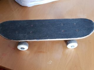 Skateboard o tabla de patinaje.