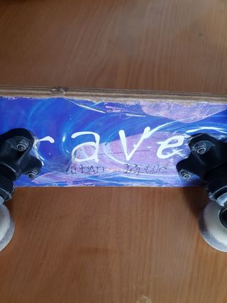 Skateboard o tabla de patinaje.