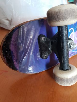 Skateboard o tabla de patinaje.