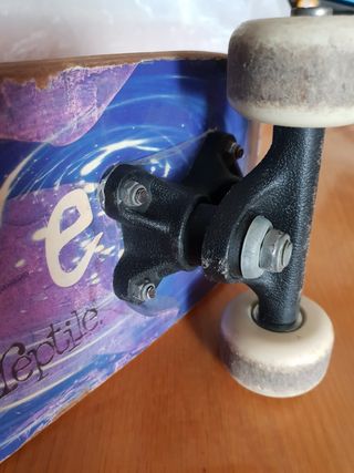 Skateboard o tabla de patinaje.