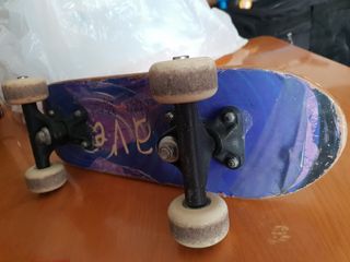 Skateboard o tabla de patinaje.