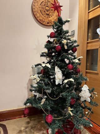 Arbol de Navidad. Altura 1,40cm y adornos varios