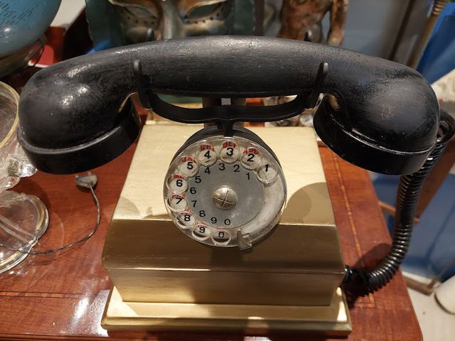 Antiguo telefono decorativo.
