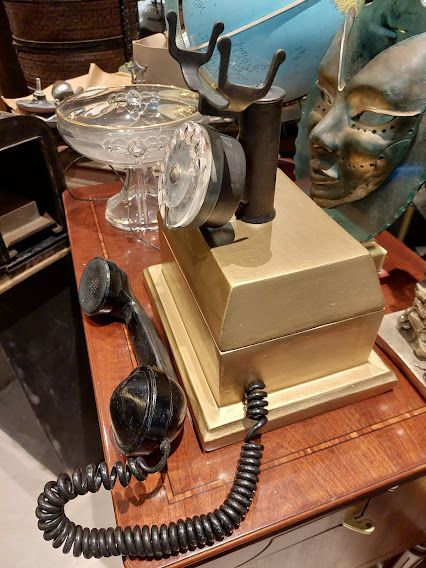 Antiguo telefono decorativo.