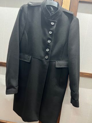 Abrigo negro de ZARA