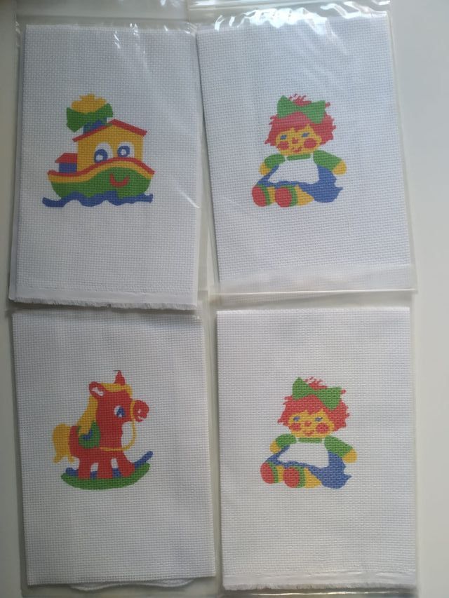 Lote 4 tapices Petit Point, marca Oso Blanco.