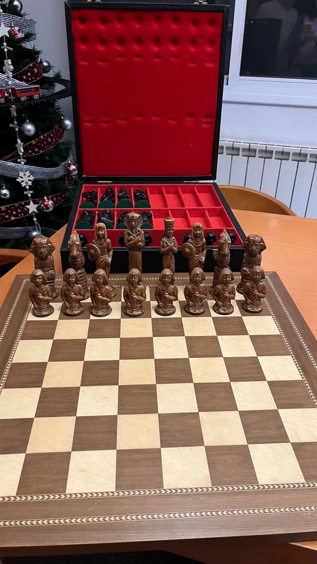 Ajedrez de figuras egipcias