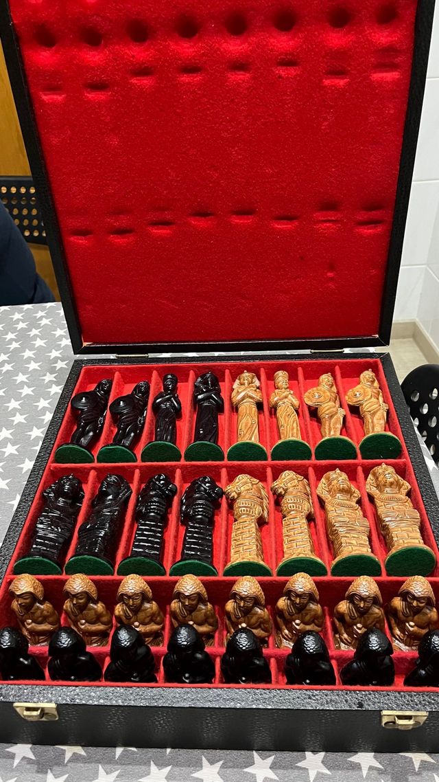 Ajedrez de figuras egipcias