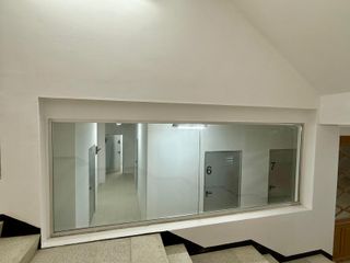 Trasteros y almacenes de varios tamaños.