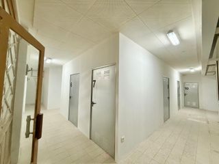 Trasteros y almacenes de varios tamaños.