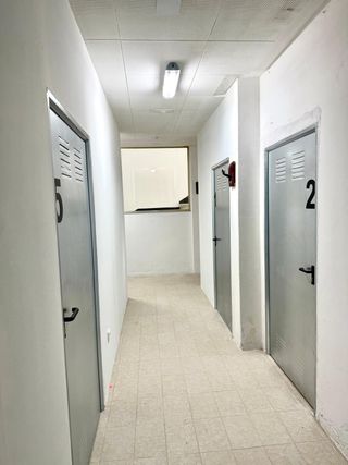 Trasteros y almacenes de varios tamaños.