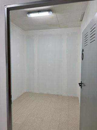 Trasteros y almacenes de varios tamaños.