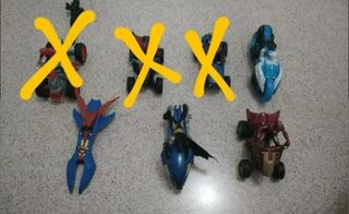 Varios juguetes superhéroes bien estado