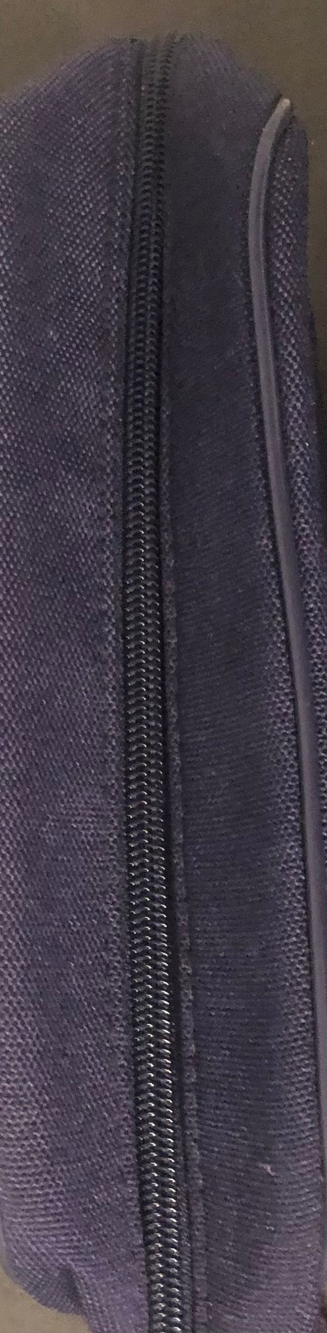 Marca: Body Shop. Accessorio: Pochette con Lampo.