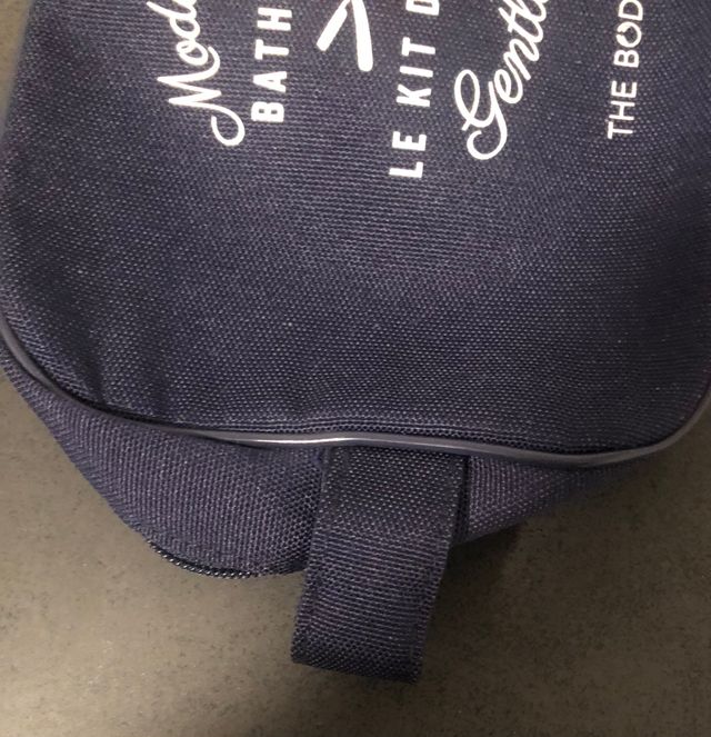 Marca: Body Shop. Accessorio: Pochette con Lampo.