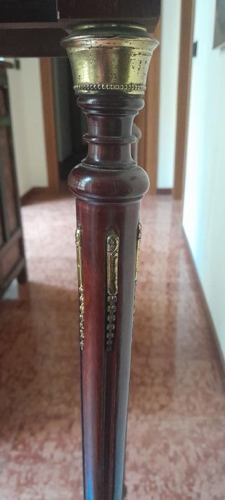 Portavasi ottocentesco in legno decorato in ottone