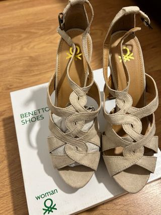 Sandalias beige tacón Benetton T 39. Nuevas
