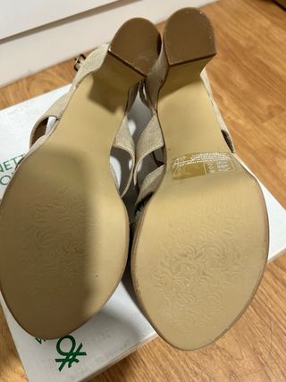 Sandalias beige tacón Benetton T 39. Nuevas