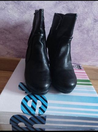 Botines negros con tacón bajo