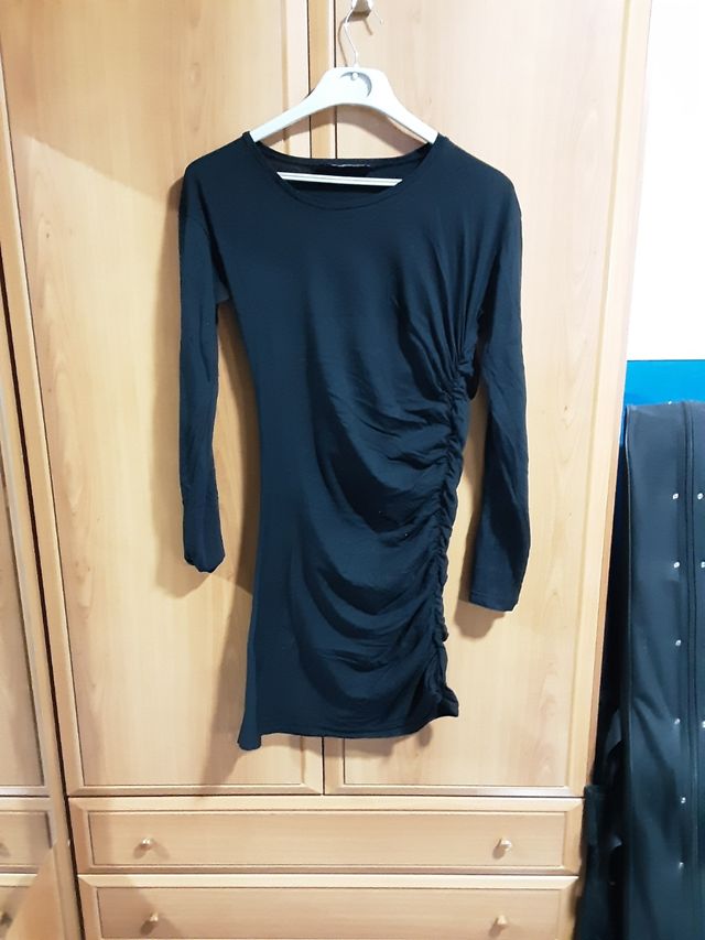 Vestido negro corto de manga larga