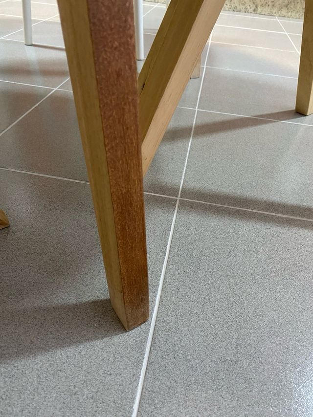 Tavolo rotondo, legno nordico e sedie