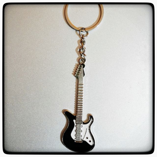 LLAVERO GUITARRA NEGRA