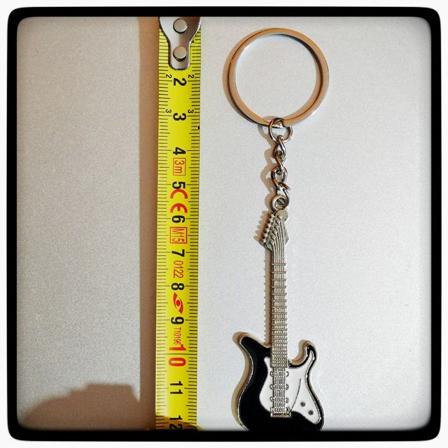 LLAVERO GUITARRA NEGRA