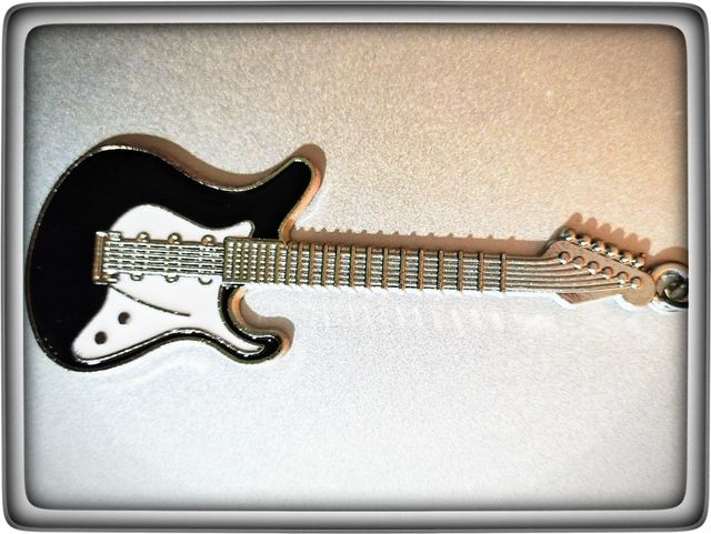LLAVERO GUITARRA NEGRA