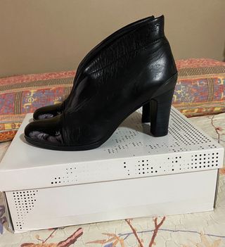 Botines tacon en piel negros 