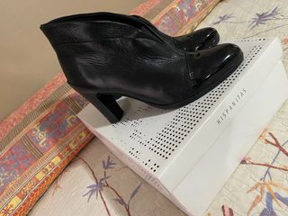 Botines tacon en piel negros 