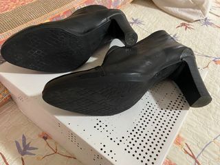 Botines tacon en piel negros 