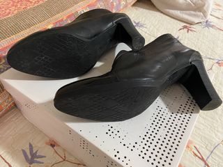 Botines tacon en piel negros 