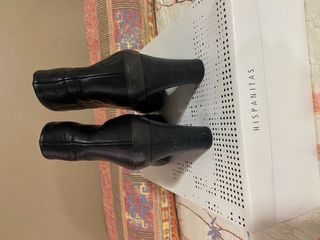 Botines tacon en piel negros 